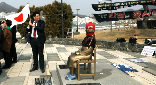 세종시 어진동 세종호수공원 소녀상 앞에서 열린 위안부법폐지국민행동의 소녀상 철거요구 집회에 참석했던 이정우 목사. 2022.3.7 ⓒ뉴스1