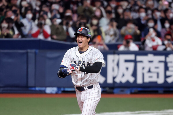 6일 오후 일본 오사카 교세라 돔에서 열린 일본 WBC 대표팀과 일본 프로야구 한신 타이거스의 경기, 일본 대표팀 오타니 쇼헤이가 3회초 2사 1,2루에서 스리런 홈런을 친 후 홈으로 향하고 있다. 2023.3.6 ⓒ뉴스1