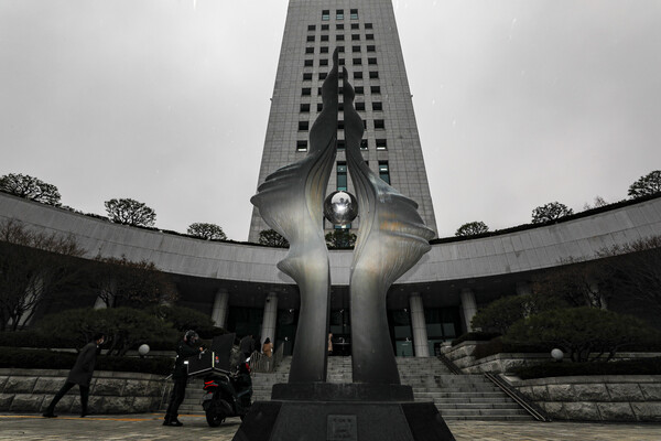 서울 서초구 대검찰청 정문에 설치된 조형물 '서 있는 눈'이 JMS(기독교복음선교회)의 신도가 제작한 조형물로 확인됐다. ⓒ뉴스1