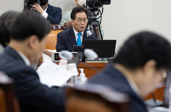 유기홍 국회 교육위원회 위원장이 9일 오전 서울 여의도 국회에서 열린 교육위원회 전체회의에서 발언하고 있는 모습.&nbsp;ⓒ 뉴스1