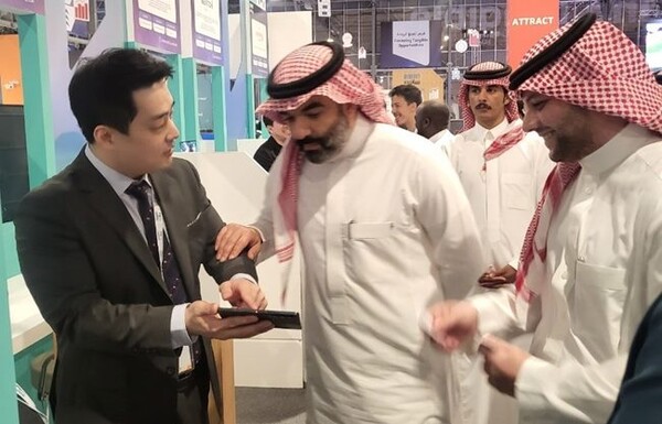 조성해 갤럭시코퍼레이션 CESGO가 압둘라 알스와화(Abdullah Alswaha) 사우디 정보통신부 장관에게 메타버스 콘텐츠를 시연하는 모습 / 사진제공: 갤럭시코퍼레이션