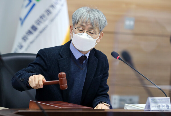 김광동 진실화해를위한과거사정리위원회 위원장이 17일 오전 서울 중구 충무로 위원회 대회의실에서 열린 제50차 전원위원회에서 회의 시작을 알리는 의사봉을 두드리고 있다. 2023.1.17 ⓒ뉴스1