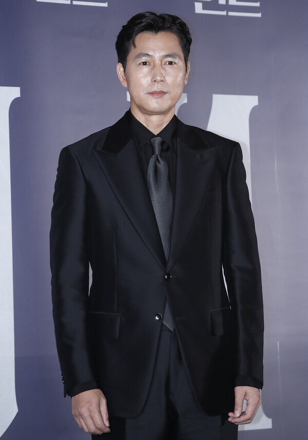 정면을 응시하는 정우성.&nbsp;ⓒ뉴스1