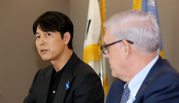 옆을 보며 발언하는 정우성.&nbsp;ⓒ뉴스1