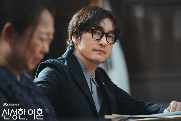 피해자는 무결하고 무고한 존재인가? JTBC 드라마 '신성한, 이혼' 조승우의 변론이 일깨워주는 것(리뷰) 피해자는 무결하고 무고한 존재인가? Jtbc 드라마 '신성한, 이혼' 조승우의 변론이 일깨워주는 것(리뷰)