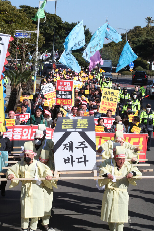 지난달 28일 제주도청 앞에서 열린 ‘후쿠시마 핵오염수 방류 반대 전국대회’ 뒤 참석자들이 일본총영사관까지 행진을 하고 있다. ⓒ한겨레