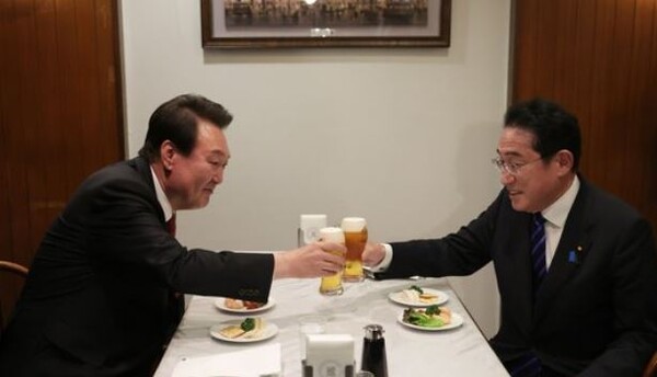 맥주잔을 부딪치는 윤석열 대통령과 기시다 후미오 일본 총리. ⓒ대통령실 제공