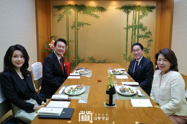 한일 정상회담 만찬자리에 모인 (왼쪽부터) 김건희 여사, 윤석열 대통령, 기시다 후미오 일본 총리, 기시다 유코 총리 부인. ⓒ대통령실 제공