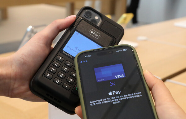 21일부터 국내 오프라인 가맹점 등에서 애플페이 사용이 가능해졌고, 많은 이들이 궁금해할 사용법은 이러하다