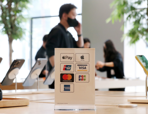 21일부터 국내 오프라인 가맹점 등에서 애플페이 사용이 가능해졌고, 많은 이들이 궁금해할 사용법은 이러하다