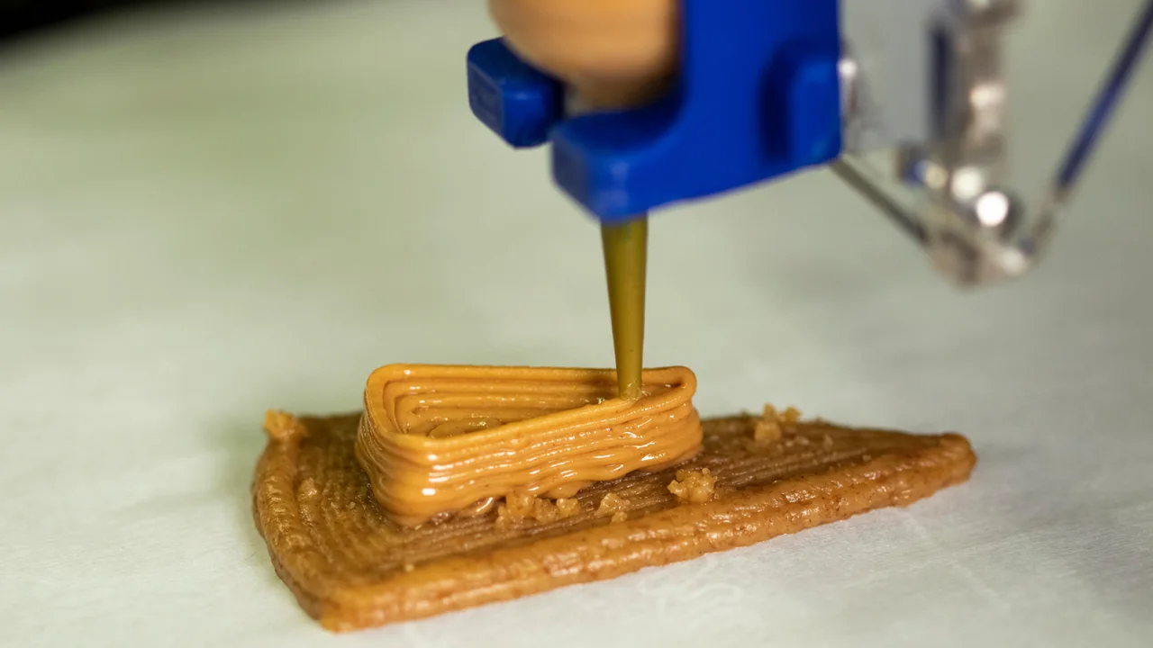 3D 프린터로 인쇄되고 있는 치즈케이크. ⓒJonathan Blutinger via BBC/Columbia Engineering