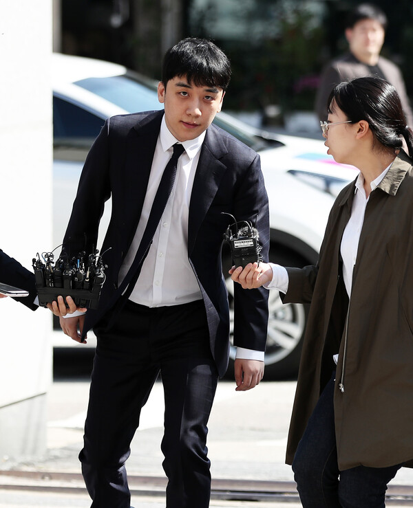 2019년 경찰에 출석하는 가수 승리의 모습&nbsp;&nbsp;ⓒ뉴스1