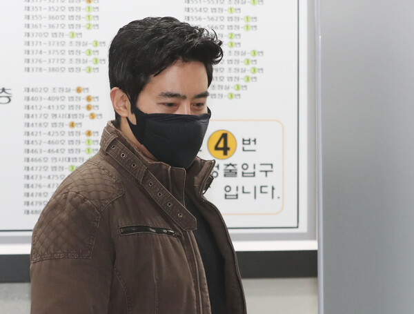 우크라이나군에 가담해 참전했다가 여권법 위반 등 혐의로 기소된 이근이 20일 서울 서초구 서울중앙지방법원에서 열린 여권법 위반·도주치상 혐의 공판에 출석하고 있다. ⓒ뉴스1