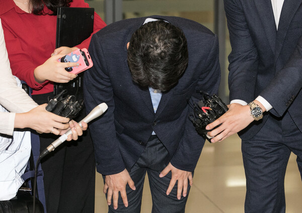 2017년 9월 19일 장남 남모씨가 필로폰 투약 혐의로 긴급체포됐다는 소식에 해외출장을 중단하고 귀국한 남경필 당시 경기도지사. ⓒ뉴스1