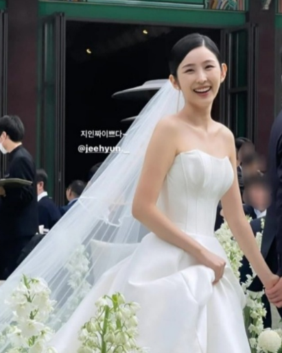 환한 미소를 보인 박지현. ⓒ온라인 커뮤니티