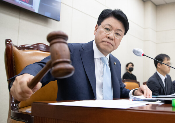 장제원 국회 행정안전위원회 위원장이 22일 오후 서울 여의도 국회에서 열린 행정안전위원회 전체회의에서 법안을 의결하고 있다.&nbsp;ⓒ뉴스1