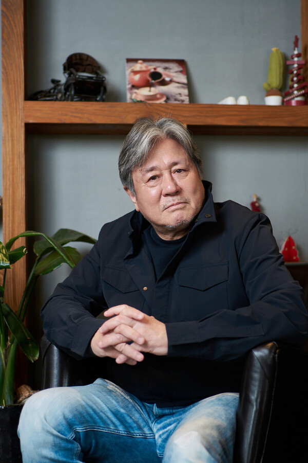 디즈니플러스 시리즈 '카지노'에서 주인공 차무식을 연기한 배우 최민식. ⓒ디즈니플러스 제공