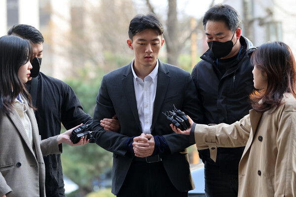 고 전두환씨 일가의 비자금 의혹 등을 폭로한 손자 전우원 씨가 28일 오전 마약 투약 혐의로 서울 마포구 서울경찰청 마약범죄수사대로 연행되며 취재진의 질문에 답하고 있다. 2023.3.28 ⓒ뉴스1