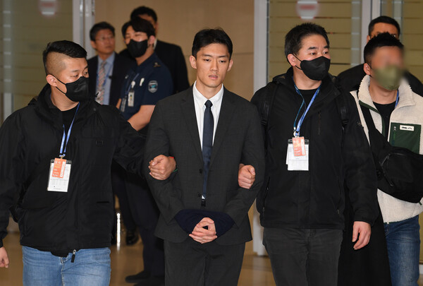고 전두환씨 일가의 비자금 의혹 등을 폭로한 손자 전우원씨가 28일 오전 인천국제공항에서 마약 투약 혐의로 체포돼 입국장을 나서고 있다. (공동취재) 2023.3.28 ⓒ뉴스1