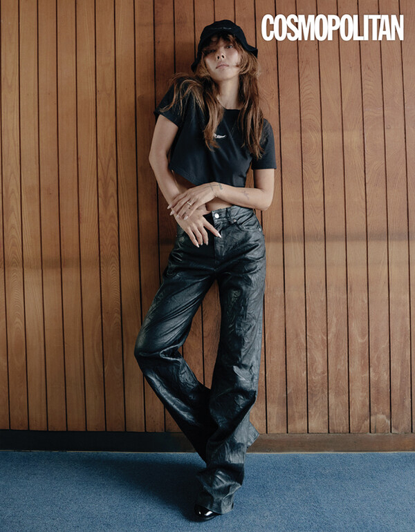 최근 '댄스가수 유랑단'으로 활동 재개 예고한 이효리의 새 화보가 공개됐고, 여전한 카리스마에 가슴 두근거린다