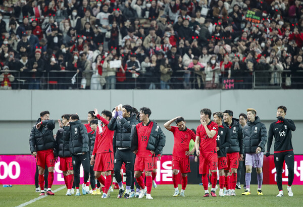 대한민국 축구 국가대표팀 선수들이 28일 오후 서울 상암월드컵경기장에서 열린 축구 국가대표 평가전 대한민국과 우루과이의 경기에서 1대2로 패한 뒤 팬들에게 인사하고 있다. 2023.3.28 ⓒ뉴스1