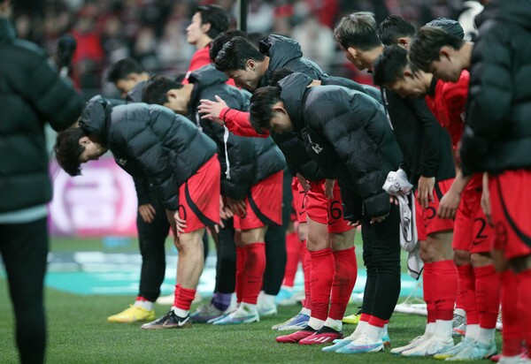 손흥민과 대표팀 선수들이 28일 오후 마포구 상암동 서울월드컵경기장에서 열린 축구 국가대표 평가전 대한민국과 우루과이의 경기를 마친 뒤 축구 팬들에게 인사하고 있다. 2023.3.28 ⓒ뉴스1
