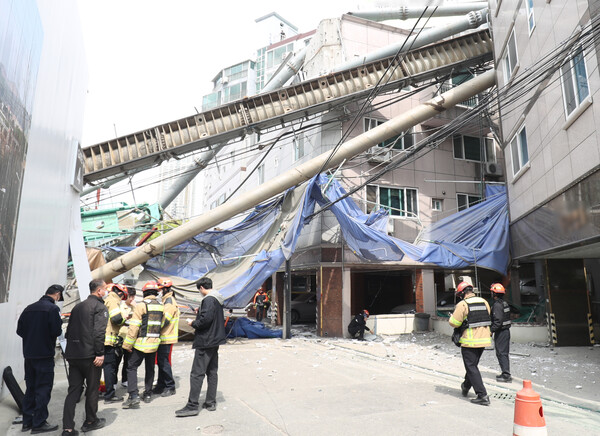 29일 오전 11시35분께 울산시 남구 신정동의 한 주상복합아파트 공사현장에서 37m 높이의 항타기가 넘어지면서 인근 주택가를 덮치는 사고가 발생해 주변이 통제되고 있다.&nbsp;ⓒ뉴스1
