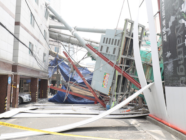 29일 오전 11시35분께 울산시 남구 신정동의 한 주상복합아파트 공사현장에서 37m 높이의 항타기가 넘어지면서 인근 주택가를 덮치는 사고가 발생해 주변이 통제되고 있다.&nbsp;ⓒ뉴스1