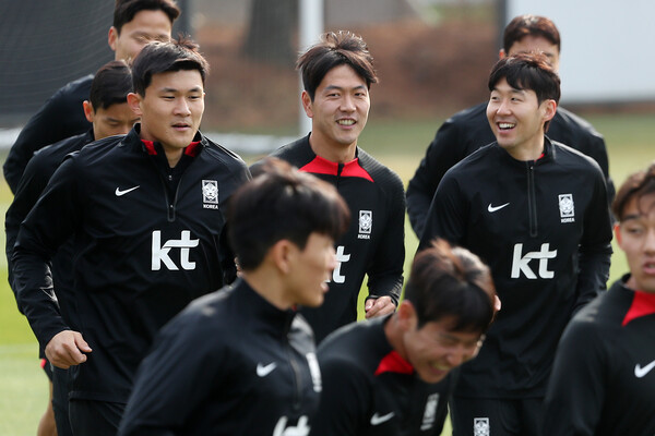 대한민국 축구 국가대표팀 손흥민(오른쪽부터), 김영권, 김민재가 27일 오후 경기도 파주 축구국가대표트레이닝센터(NFC)에서 우루과이전을 앞두고 훈련을 하고 있다. 2023.3.27 ©뉴스1