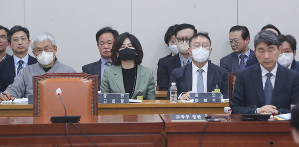 이주호 사회부총리 겸 교육부 장관과 한만위 민족사관고등학교 교장, 고은정 반포고 교장 등 증인들이 31일 서울 여의도 국회 교육위원회에서 열린 정순신 자녀 학교폭력 진상조사 및 학교폭력 대책 수립을 위한 청문회에 출석하고 있다. 정순신 변호사는 건강상의 이유로 불출석 사유서를 제출했다. 2023.3.31 ©뉴스1