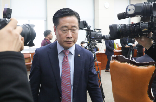 31일 서울 여의도 국회 교육위원회에서 열린 정순신 자녀 학교폭력 진상조사 및 학교폭력 대책 수립을 위한 청문회에서 이태규 국민의힘 간사가 의사 일정 변경안을 의결에 항의하며 퇴장하고 있다. 정순신 변호사는 건강상의 이유로 불출석 사유서를 제출했다. 2023.3.31 ©뉴스1