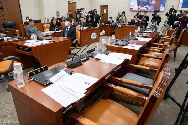 31일 오전 서울 여의도 국회 교육위원회에서 열린 정순신 자녀 학교폭력 진상조사 및 학교폭력 대책 수립을 위한 청문회에서 국민의힘 의원들의 빈자리가 보이고 있다. 2023.3.31 ©뉴스1
