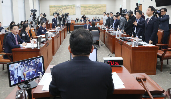 31일 서울 여의도 국회 교육위원회에서 열린 정순신 자녀 학교폭력 진상조사 및 학교폭력 대책 수립을 위한 청문회에서 이주호 사회부총리 겸 교육부 장관과 한만위 민족사관고등학교 교장, 고은정 반포고 교장 등 증인들이 출석한 가운데 여야 의원들이 의사 일정 변경안을 두고 언쟁을 벌이고 있다. 2023.3.31 ©뉴스1
