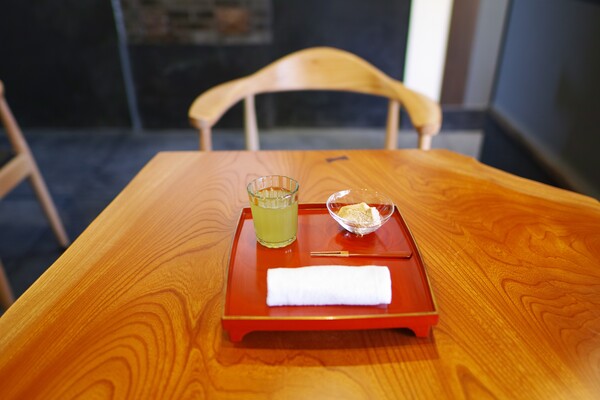 녹차와 교토의 명물 와라비모찌