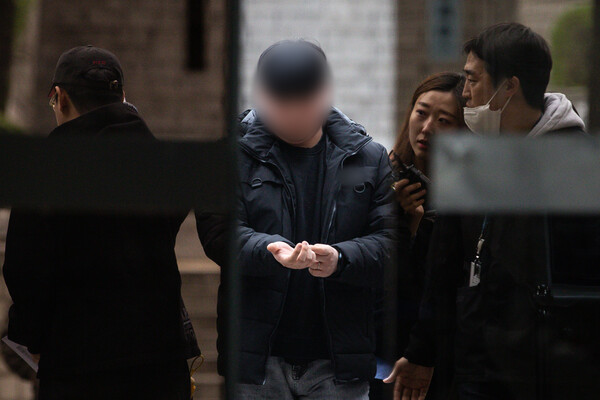 이씨는 취재진의 질문에 묵묵부답으로 일관한 채 법원으로 들어갔다.&nbsp;ⓒ뉴스1