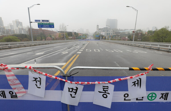 6일 오전 경기 성남시 분당구 불정교 차로와 보행로가 전면 통제되고 있다. 성남시는 붕괴 사고가 일어난 정자교와 더불어 민원이 많이 들어온 불정교, 수내교, 총 3개 교량에 대해 우선적으로 정밀안전점검을 한 후 통행 재개 여부를 판단할 예정이다. (2023.4.6.)&nbsp;ⓒ뉴스1