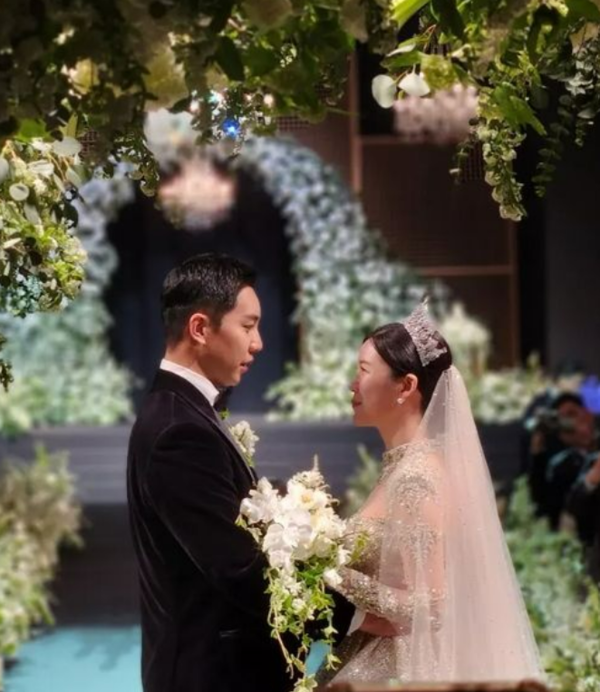 부부가 된 이승기-이다인.&nbsp;ⓒ트위터 갈무리