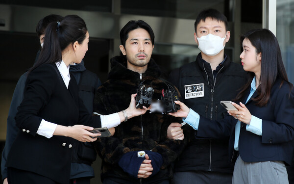 '강남 납치·살해 사건'의 피의자 이경우(35)가 9일 서울 강남구 수서경찰서에서 검찰로 송치되고 있다. (2023.4.9) ⓒ뉴스1