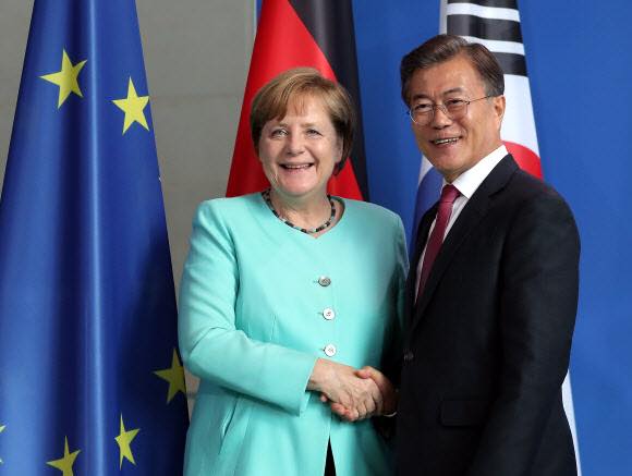 (기사내용과 무관한 자료사진) 2017년 한국을 찾은 앙겔라 메르켈 전 독일 총리가 문재인 전 대통령과 악수하고 있다. ⓒ뉴스1