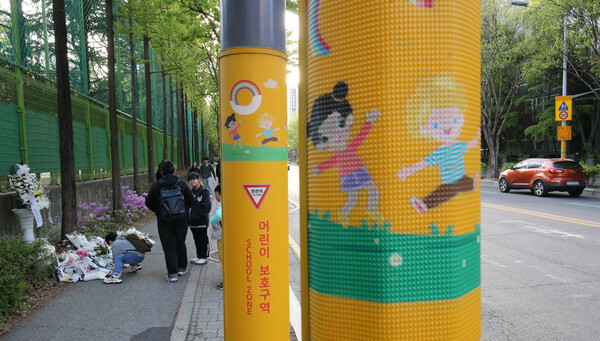 지난 8일 오후 2시 21분께 만주한 상태로 운전을 하다 어린이보호구역에서 인도를 지나던 학생 4명을 덮쳐 9살 배승아 양이 숨지게하고 3명이 중상을 입은 사고가 발생한 가운데 10일 대전 서구 탄방중 앞 사고 발생지역에서 시민들이 고(故) 배승아 양을 추모하고 있다. 2023.4.10ⓒ뉴스1