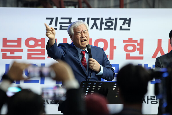 전광훈 사랑제일교회 목사가 10일 오전 서울 성북구 사랑제일교회에서 국민의힘 내부분열 사태와 현 시국 상황에 대한 입장 발표 긴급기자회견을 하고 있다. 2023.4.10 ⓒ뉴스1