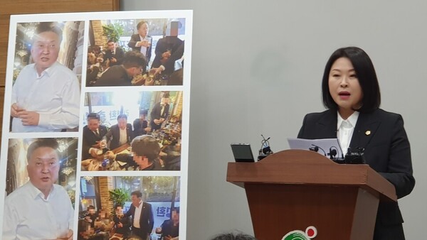 박진희 충북도의회 의원이 12일 충북도청 브리핑실에서 지난달 30일 제천 봉황산 산불 당시 김영환 충북지사가 과음하고 노래까지 불렀다는 의혹을 제기했다. ⓒ한겨레