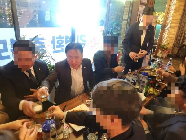 김영환 충북지사가 지난달 30일 충주의 한 주점에서 청년 등과 잔을 부딪치고 있다. ⓒ박진희 의원 제공