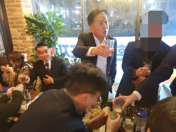 김영환 충북지사가 지난달 30일 밤 충주의 한 주점에서 술잔을 들고 있다. ⓒ박진희 의원 제공