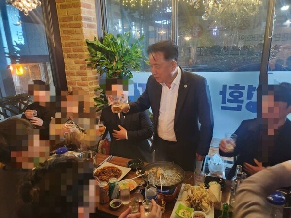 김영환 충북지사가 지난달 30일 밤 충주의 한 주점에서 건배사를 하고 있다. ⓒ박진희 의원 제공