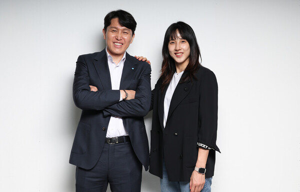 우리은행 위성우 감독(왼쪽)과 김단비가 3일 서울 마포구 한겨레 사옥 스튜디오에서 포즈를 취하고 있다. ⓒ김정효 기자 hyopd@hani.co.kr