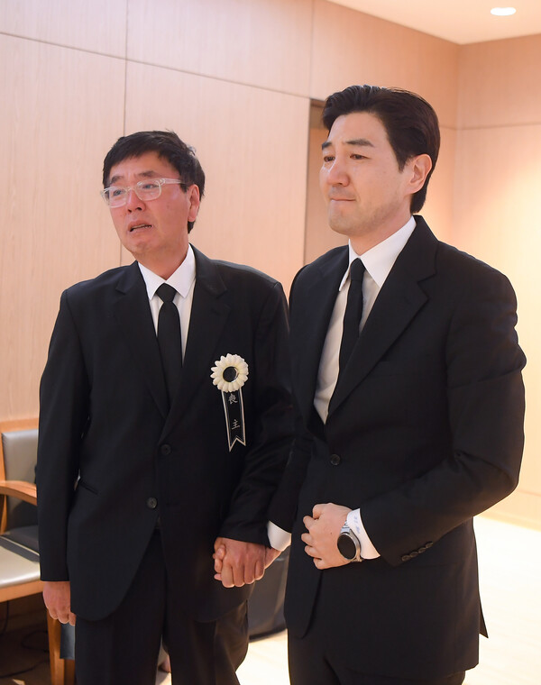 7일 오전 서울 중앙대학교병원 장례식장에 마련된 원로가수 고(故) 현미(본명 김명선)의 빈소에서 고인의 조카인 배우 한상진이 아들 이영곤 씨와 슬픔을 나누고 있다. 장례식은 사단법인 대한가수협회장으로 거행된다. 2023.4.7/뉴스1