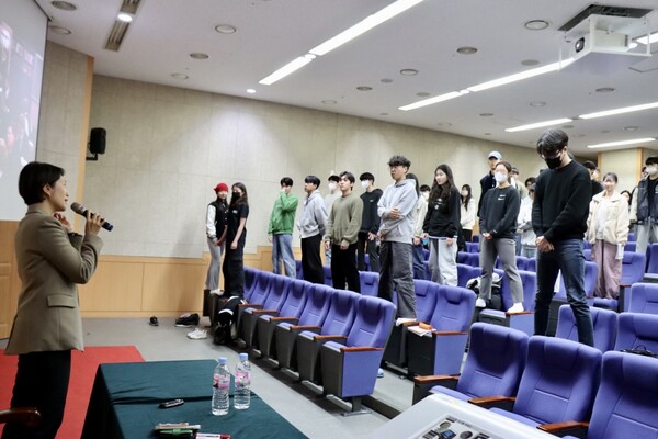 학생들에게 의자 손잡이 위로 올라가달라고 요청한 고민정 최고위원. ⓒ고민정 페이스북