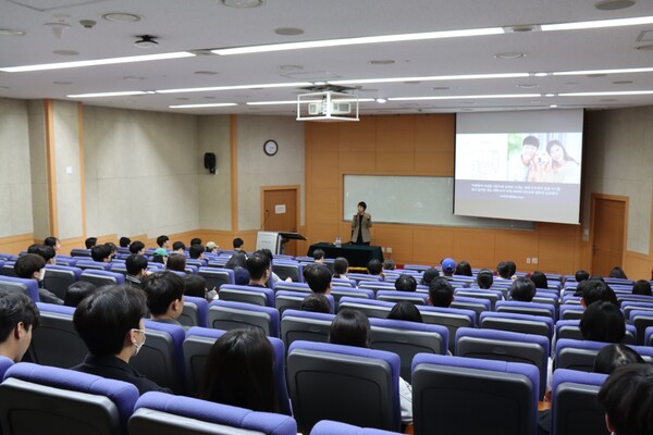 단국대학교 특강 모습.&nbsp;ⓒ고민정 페이스북