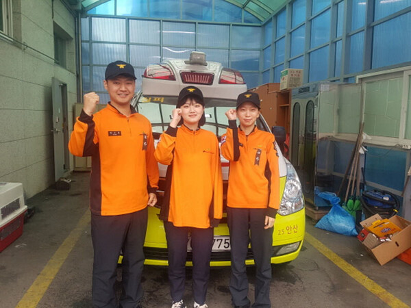 2018년 4월 경기도 안산소방서에서 실습 중이던 장애진(당시 대학 응급구조학과 3학년)씨는 인근 식당에서 심정지로 쓰러진 시민을 소방관들과 심폐소생술로 살려냈다. 당시 함께 출동했던 소방관들과 찍은 사진. 왼쪽부터 곽근홍 소방사, 장애진씨, 김혜현 소방교. ⓒ안산소방서 제공